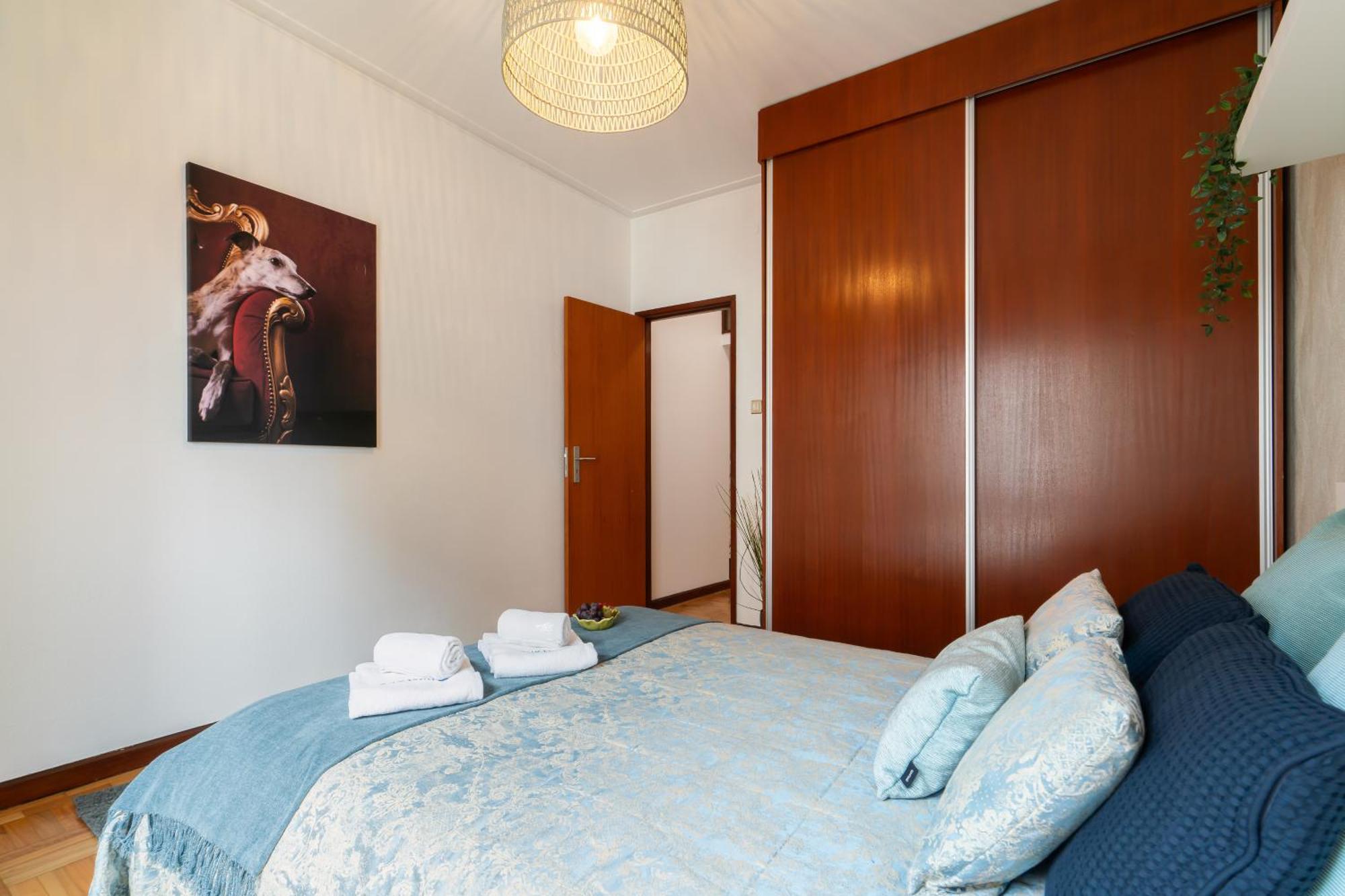 Host Wise Apartment Porto Bilik gambar