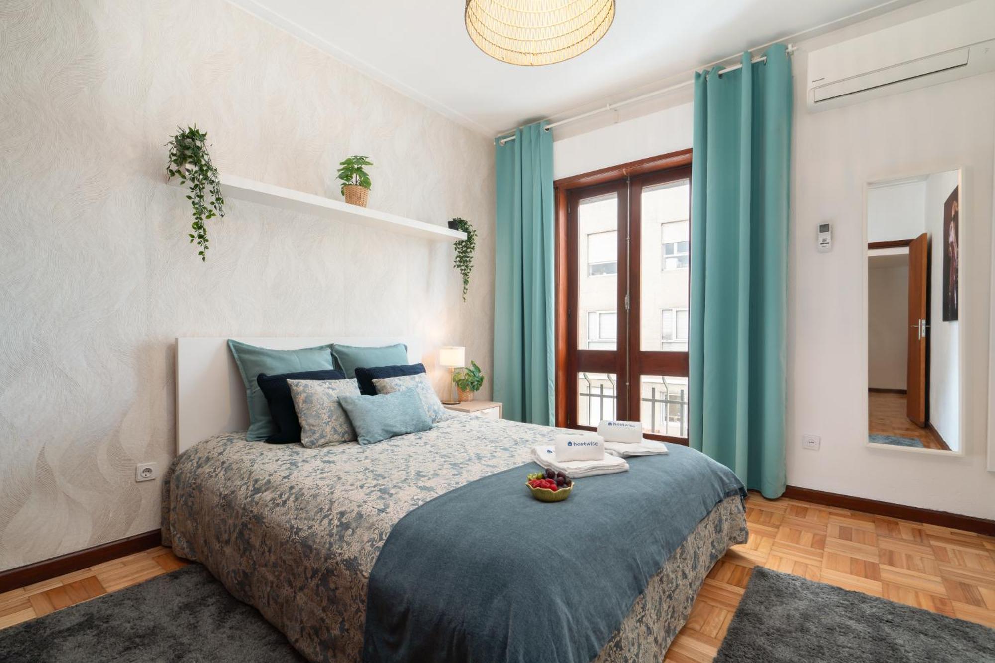 Host Wise Apartment Porto Bilik gambar