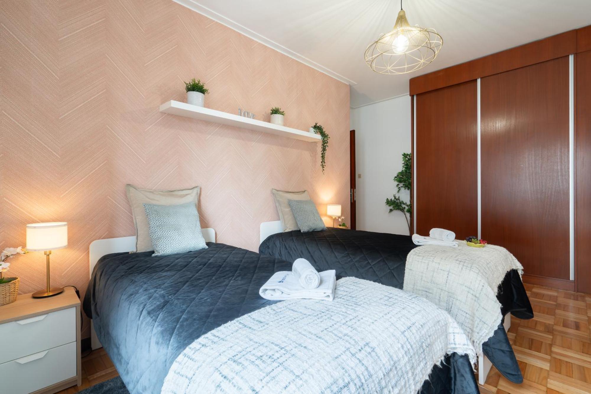 Host Wise Apartment Porto Bilik gambar